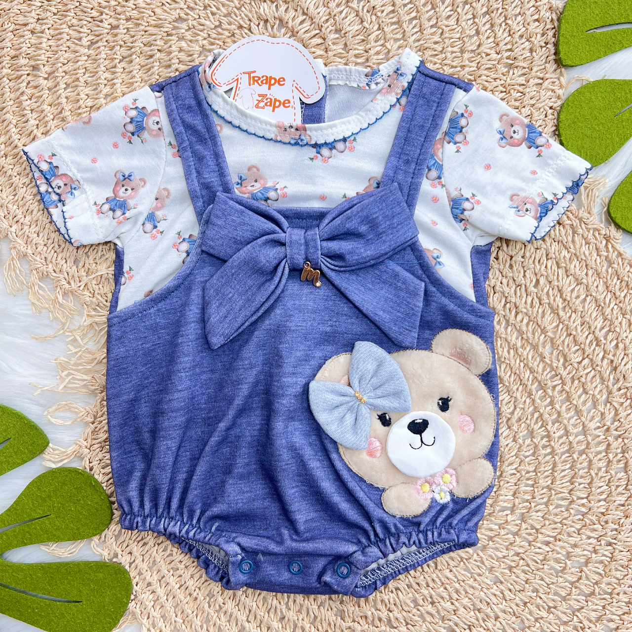 Macacão Curto Ursinha com Laço Azul - Off White e Jeans